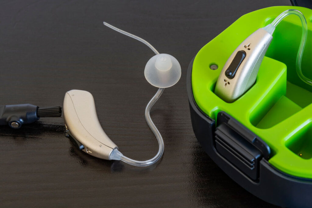 Hörgeräte mit Batterie oder Akku: Was passt wirklich besser zu Ihrem Alltag? Hörgeräte mit Batterie oder Akku: Was passt wirklich besser zu Ihrem Alltag?